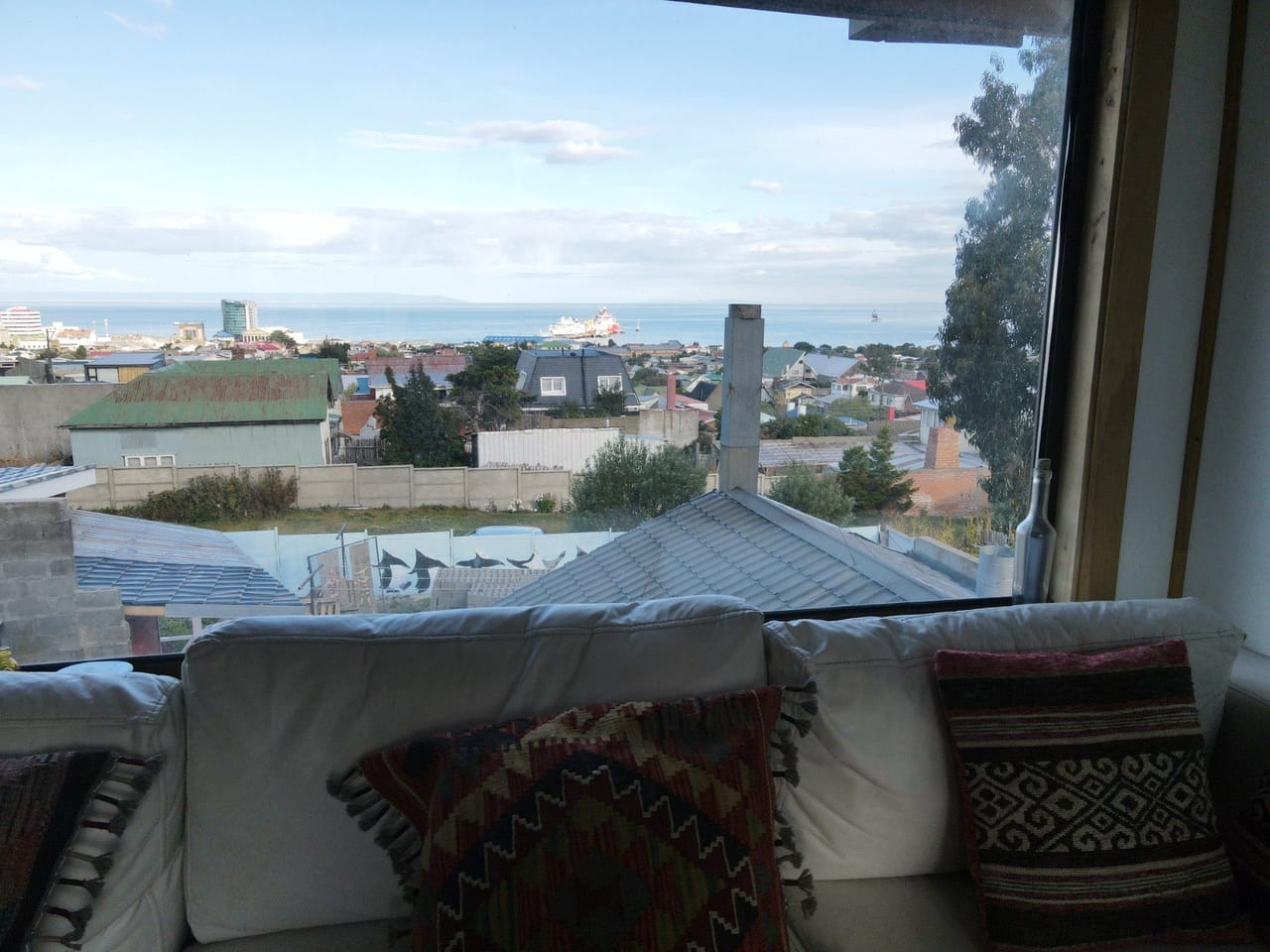 Vista al Estrecho de Magallanes desde el ventanal de la sala